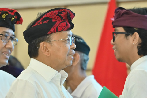 Gubernur Bali Wayan Koster menyerahkan kredit usaha rakyat (KUR) kepada debitur saat kegiatan akad massal KUR 800.000 debitur di Denpasar, Bali, Selasa (21/10/2025). Foto: Fikri Yusuf/ANTARA FOTO