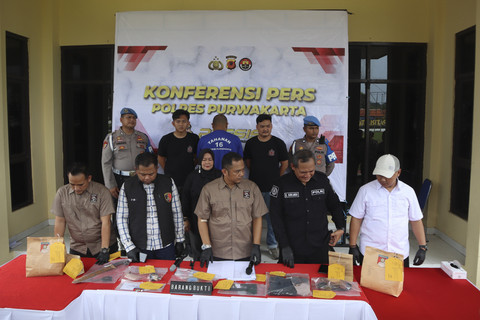 Polisi menunjukkan alat bukti terkait kasus pembunuhan Dina Oktaviani (21), wanita yang jasadnya ditemukan di Sungai Citarum Karawang, Rabu (22/10/2025). Foto: Dok. Istimewa