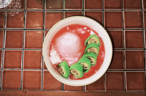 Contoh hidangan khas Nusantara, yaitu pisang ijo, yang disajikan dengan tampilan menarik agar memikat perhatian anak muda. Foto dari penulis.