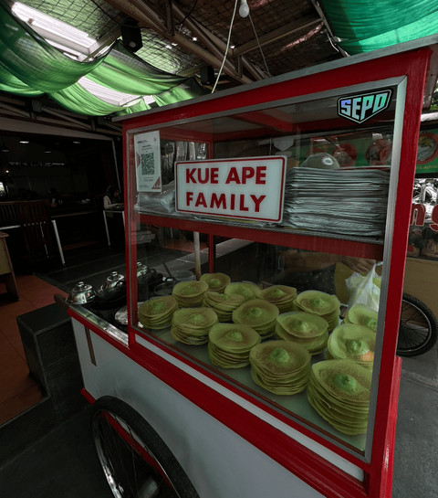 Salah satu gerobak kue ape yang telah beroperasi selama bertahun-tahun di Kota Bandung. Foto dari penulis.