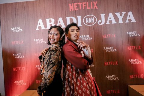 Aktris Ardit Erwandha dan Claresta Taufan menghadiri Gala Premiere film Abadi Nan Jaya di Epicentrum XXI, Jakarta Selatan, Rabu (22/10/2025). Foto: Jamal Ramadhan/kumparan