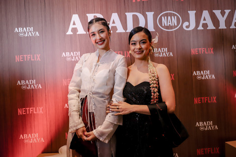 Aktris Eva Celia dan Mikha Tambayong menghadiri Gala Premiere film Abadi Nan Jaya di Epicentrum XXI, Jakarta Selatan, Rabu (22/10/2025). Foto: Jamal Ramadhan/kumparan