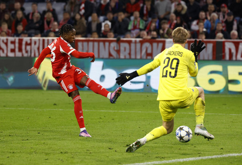 Pemain Bayern Muenchen Wisdom Mike menendang bola ke arah gawang Club Brugge yang dijaga kiper Nordin Jackers pada pertandingan League Phase Liga Champions 2025/2026 di Allianz Arena, Munich, Jerman, Rabu (22/10/2025). Foto: Michaela Stache/REUTERS