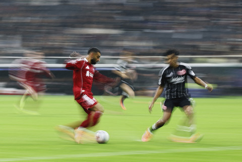 Pemain Liverpool FC Mohammed Salah berusaha melewati pemain Eintracht Frankfurt Arthur Theate pada pertandingan League Phase Liga Champions 2025/2026 di Deutsche Bank Park, Frankfurt, Jerman, Rabu (22/10/2025). Foto: Kai Pfaffenbach/Reuters