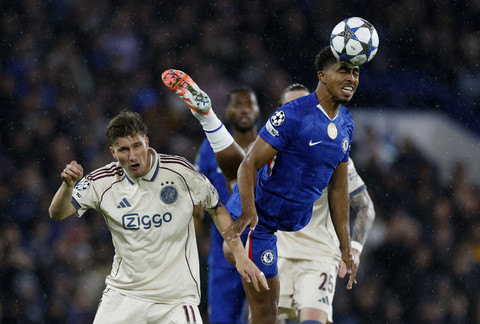 Pemain Chelsea Wesley Fofana berduel dengan pemain Ajax Amsterdam Mika Godts dalam pertandingan League Phase Liga Champions 2025/2026 di Stamford Bridge, London, Inggris, Rabu (22/10/2025). Foto: Peter Cziborra/Reuters