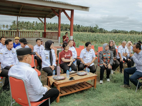 Wakil Menteri Pendidikan Tinggi, Sains, dan Teknologi, Stella Christie saat meninjau lokasi rencana pembangunan SMA Garuda di Provinsi Lampung | Foto : Dok. Diskominfotik Lampung