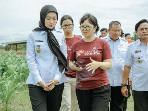 Wakil Menteri Pendidikan Tinggi, Sains, dan Teknologi, Stella Christie saat meninjau lokasi rencana pembangunan SMA Garuda di Provinsi Lampung | Foto : Dok. Diskominfotik Lampung