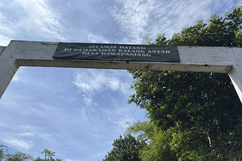 Pintu masuk makam Rasya, bocah 6 tahun yang tewas dianiaya ibu tiri dimakamkan di Makam Kalang Anyar, Bojoggede, Kabupaten Bogor, Jawa Barat, Kamis (23/10/2025). Foto: Amira Nada Fauziyyah/kumparan