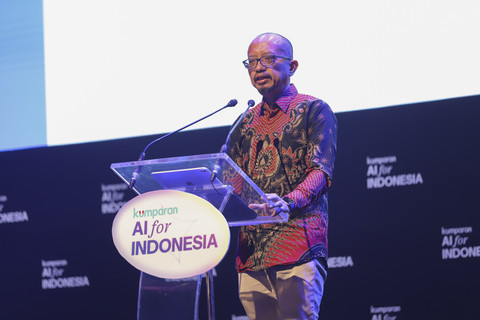 Chief of AI & Corporate Strategy kumparan Andrias Ekoyuono memberikan opening remark pada acara kumparan AI for Indonesia 2025 di The Ballroom at Djakarta Theater, Jakarta Pusat, Kamis (23/10/2025). Foto: Jamal Ramadhan/kumparan