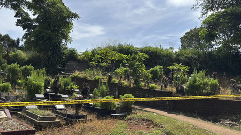 Garis polisi terpasang di Makam Kalang Anyar, Bojong Gede, Kabupaten Bogor, Jawa Barat, Kamis (23/10/2025). Foto: Amira Nada Fauziyyah/kumparan