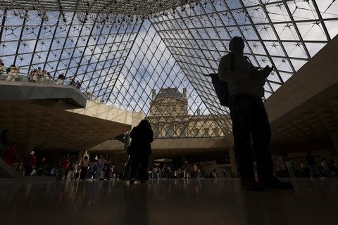 Sejumlah pengunjung berwisata saat museum kembali dibuka setelah pencurian perhiasan di Museum Louvre, Paris, Prancis, Rabu (22/10/2025). Foto: Gonzalo Fuentes/Reuters