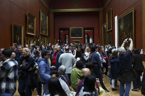 Sejumlah pengunjung melihat koleksi lukisan saat museum kembali buka setelah pencurian perhiasan di Museum Louvre, Paris, Prancis, Rabu (22/10/2025). Foto: Gonzalo Fuentes/Reuters