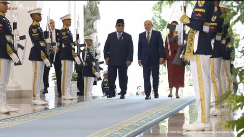 Presiden Prabowo Subianto berjalan bersama Presiden Brasil Luiz Inacio Lula da Silva saat tiba di Istana Merdeka, Jakarta, Kamis (23/10/2025). Foto: Youtube/Sekretariat Presiden