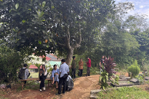 Suasana saat ekshumasi makam Rasya berlangsung, bocah 6 tahun yang tewas dianiaya ibu tiri di Makam Kalang Anyar, Bojong Gede, Bogor, Kamis (23/10/2025).  Foto: Amira Nada Fauziyyah/kumparan