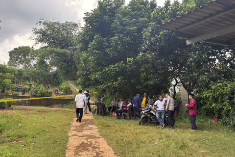 Suasana saat ekshumasi makam Rasya berlangsung, bocah 6 tahun yang tewas dianiaya ibu tiri di Makam Kalang Anyar, Bojong Gede, Bogor, Kamis (23/10/2025).  Foto: Amira Nada Fauziyyah/kumparan