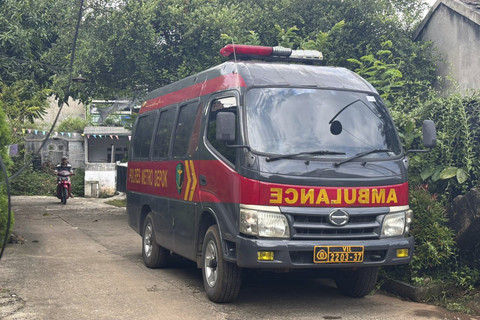 Mobil ambulan kepolisian terparkir saat ekshumasi makam Rasya berlangsung, bocah 6 tahun yang tewas dianiaya ibu tiri di Makam Kalang Anyar, Bojong Gede, Bogor, Kamis (23/10/2025).  Foto: Amira Nada Fauziyyah/kumparan