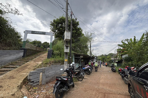 Suasana saat ekshumasi makam Rasya berlangsung, bocah 6 tahun yang tewas dianiaya ibu tiri di Makam Kalang Anyar, Bojong Gede, Bogor, Kamis (23/10/2025).  Foto: Amira Nada Fauziyyah/kumparan