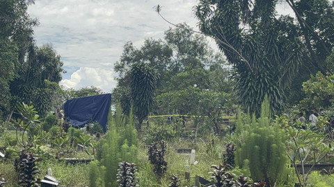 Suasana saat proses ekshumasi makam Rasya, bocah 6 tahun yang tewas dianiaya ibu tiri di Bojong Gede, Kabupaten Bogor, Jawa Barat, Kamis (23/10/2025). Foto: Amira Nada Fauziyyah/kumparan