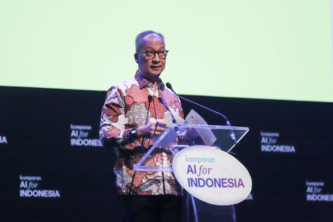 Menteri Perindustrian Agus Gumiwang Kartasasmita memberikan keynote speech pada acara kumparan AI for Indonesia 2025 di The Ballroom at Djakarta Theater, Jakarta Pusat, Kamis (23/10/2025). Foto: Jamal Ramadhan/kumparan