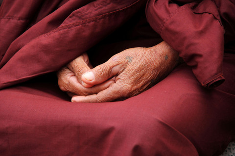 Seseorang sedang menelungkupkan tangannya sembari berdoa. Foto: pexels.com