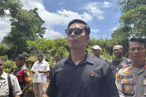 Kasat Reskrim Polres Metro Depok, Kompol Made Gede Oka Utama menjawab pertanyaan awak media usai ekshumasi makam Rasya di Makam Talang Anyar, Bojong Gede, Kabupaten Bogor, Jawa Barat, Kamis (23/10/2025). Foto: Amira Nada Fauziyyah/kumparan