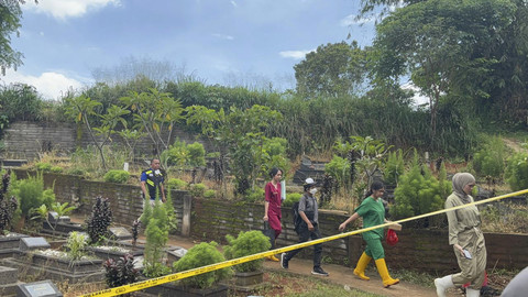 Suasana usai ekshumasi makam Rasya, bocah 6 tahun yang tewas akibat dianiaya ibu tiri di Makam Talang Anyar, Bojong Gede, Kabupaten Bogor, Jawa Barat, Kamis (23/10/2025). Foto: Amira Nada Fauziyyah/kumparan