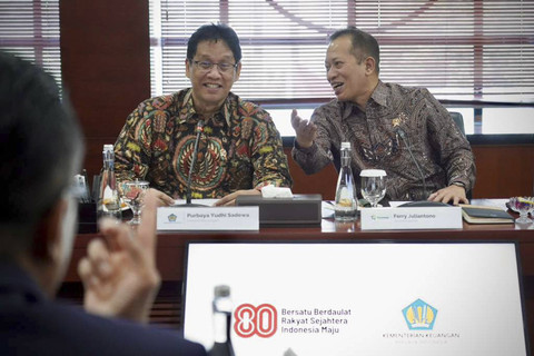 Menteri Keuangan Purbaya Yudhi Sadewa bersama  Menteri Koperasi Ferry Joko Juliantono dalam rapat Koperasi Desa Merah Putih di Kementerian Keuangan, Kamis (23/10/2025). Foto: Dok. Kementerian Koperasi