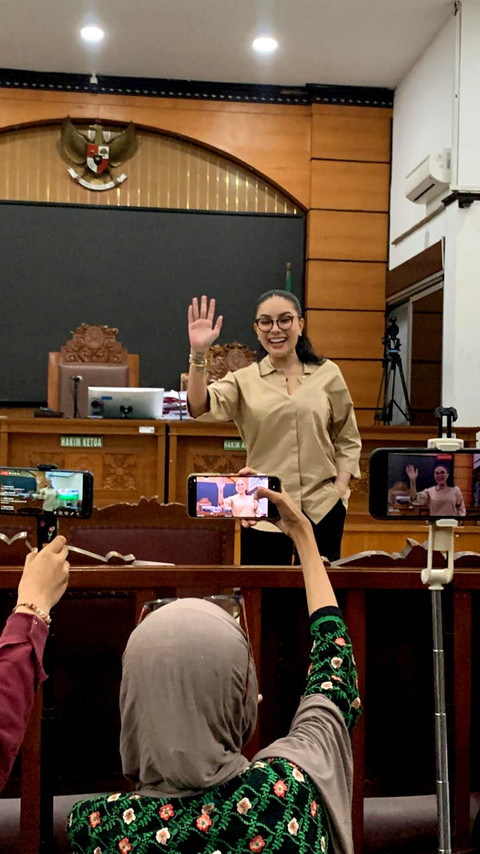 Terdakwa Nikita Mirzani hadir dalam sidang beragendakan duplik kasus dugaan pemerasan dan Tindak Pidana Pencucian Uang (TPPU) di Pengadilan Negeri (PN) Jakarta Selatan, Kamis (23/10/2025).  Foto: Vincentius Mario/kumparan