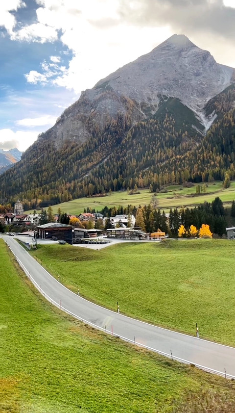 Pemandangan Poschiavo Valley, kawasan unik di mana budaya Swiss dan Italia bertemu. Foto: Adhie Ichsan/kumparan