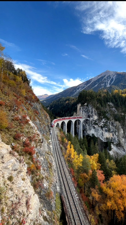 Landwasser Viaduct, jembatan batu di Swiss setinggi 65 meter, yang dibangun tahun 1902. Foto: Adhie Ichsan/kumparan