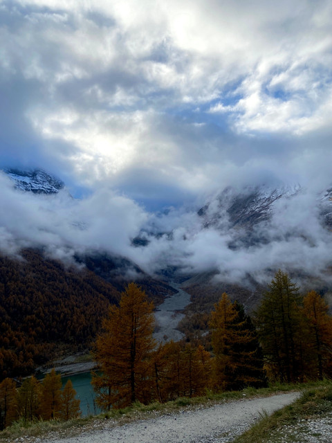 Panorama Poschiavo Valley, kawasan unik di mana budaya Swiss dan Italia bertemu.   Foto: Adhie Ichsan/kumparan
