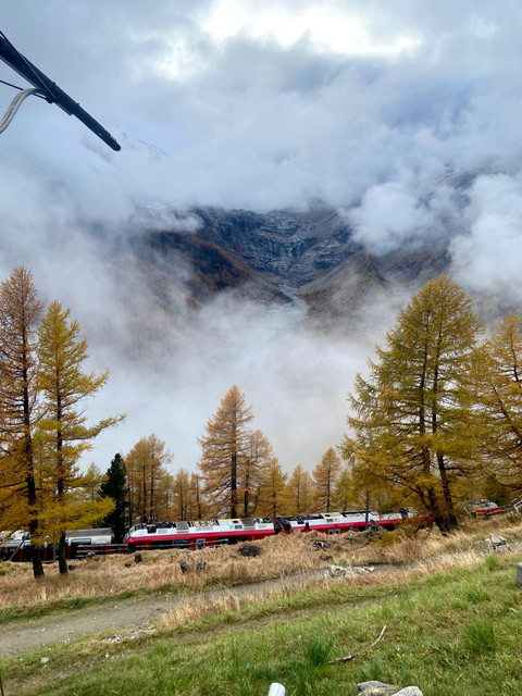 Jalur kereta paling menakjubkan di dunia: The Albula-Bernina Line, salah satu Warisan Dunia UNESCO sejak 2008. Foto: Adhie Ichsan/kumparan