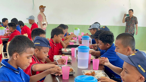 Suasana makan bersama di Sekolah Rakyat Menengah Pertama 23 Makassar, Sulawesi Selatan, Kamis (23/10/2025). Foto: Rayyan Farhansyah/kumparan