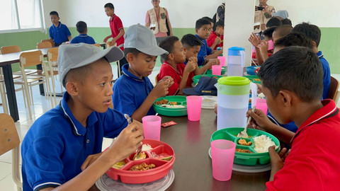 Suasana makan bersama di Sekolah Rakyat Menengah Pertama 23 Makassar, Sulawesi Selatan, Kamis (23/10/2025). Foto: Rayyan Farhansyah/kumparan