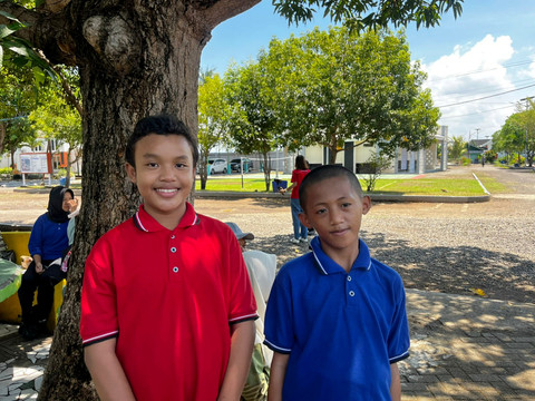 Ilham Alkadri (13) dan Muh Zaki Sutikno (13), siswa Sekolah Menengah Pertama (SMP) 23 Makassar. Foto: Rayyan Farhansyah/kumparan