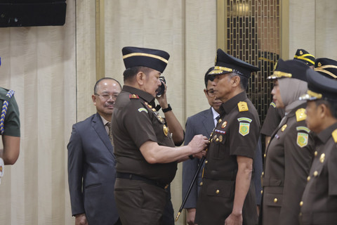 Jaksa Agung ST Burhanuddin melantik 17 Kepala Kejaksaan Tinggi (Kajati) sejumlah daerah dan 20 pejabat eselon II di lingkungan Kejagung, di Gedung Utama Kejagung, Jakarta, Kamis (23/10/2025). Foto: Dok. Kejagung