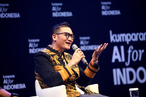 VP Technology Strategy and Consumer Product Development Telkomsel Ronald Limoa menjadi pemateri panel pada acara kumparan AI for Indonesia 2025 di The Ballroom at Djakarta Theater, Jakarta Pusat, Kamis (23/10/2025). Foto: Aditia Noviansyah/kumparan