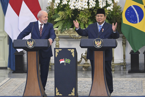 Presiden Prabowo Subianto (kanan) bersama Presiden Brazil Luiz Inacio Lula da Silva (kiri) menyampaikan keterangan kepada wartawan usai melakukan pertemuan bilateral di Istana Merdeka, Jakarta, Kamis (23/10/2025). Foto: Aditya Pradana Putra/ANTARA FOTO
