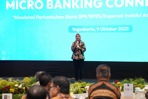 CEO Telkomsigma Dwi Sulistiani saat memberikan pemaparan pada acara Micro Banking Connect 2025 di Yogyakarta pada (9/10). Foto: dok. Telkom