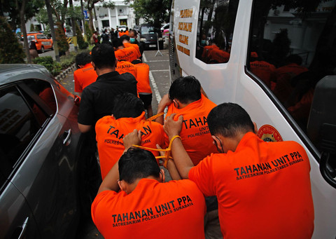 Peserta pesta gay di Surabaya yang telah ditetapkan sebagai tersangka dan ditahan di Mapolrestabes Surabaya. Foto: Dipta Wahyu/BASRA