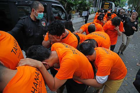 Peserta pesta gay di Surabaya yang saat ini ditahan di Mapolrestabes Surabaya. Foto: Dipta Wahyu/BASRA