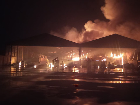 Kebakaran melanda PT DAS di Jalan Raya Proklamasi, Kelurahan Tunggak Jati, Karawang Barat Kamis (23/10) malam. Foto: Dok. Istimewa