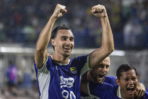 Pemain Persib Bandung Andrew Jung berselebrasi bersama rekan setimnya usai mencetak gol ke gawang Selangor FC pada pertandingan Fase Grup G AFC Champions League (ACL) Two di Stadion Gelora Bandung Lautan Api, Bandung, Jawa Barat, Kamis (24/10/2025). Foto: Novrian Arbi/Antara Foto
