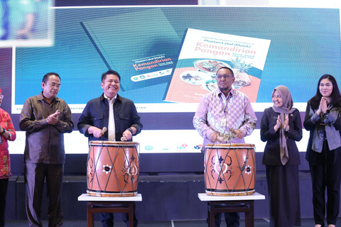 Gubernur Sumsel, Herman Deru didampingi Direktur World Agroforestry (ICRAF) Indonesia, Andree Ekadinata saat meluncurkan Muatan Lokal (Mulok) Kemandirian Pangan sebagai mata pelajaran di sekolah-sekolah. Foto : Dok. Humas Pemprov Sumsel