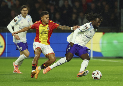 Pemain Aston Villa Evann Guessand berusaha melewati pemain Go Ahead Eagles Dean James dalam pertandingan Liga Europa musim 2025/2026 di De Adelaarshorst, Deventer, Belanda, Kamis (23/10/2025). Foto: Piroschka Van De Wouw/Reuters