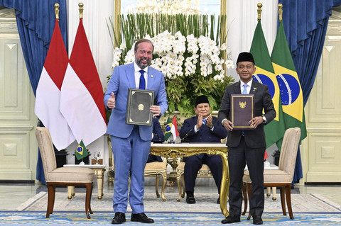 Menteri ESDM Bahlil Lahadalia bersama Menteri Menteri Pertambangan dan Energi Brasil Alexandre Silveira menandatangani MoU kerja sama di bidang ESDM di Istana Merdeka, Jakarta, Kamis (23/10/2025). Foto: Dok. Kementerian ESDM