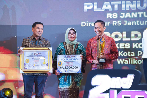 Penerimaan penghargaan oleh Wali Kota Palembang, Ratu Dewa dalam ajang Healthcare Innovation Award 2025/ist. 