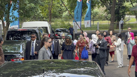 Ibu negara Brasil, Janja Lula da Silva usai mengunjungi SPPG Halim Perdana Kusuma 2, Jakarta Timur, Jumat (24/10/2025).  Foto: Abid Raihan/kumparan