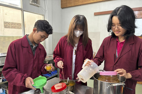 Mahasiswa Universitas Brawijaya membuat inovasi jamu fermentasi untuk mengurangi nyeri haid. Foto: Dok. Prasetya UB