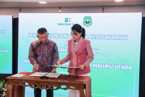 Plt. Kepala Badan Bank Tanah, Hakiki Sudrajat (kiri) dan Gubernur Maluku Utara, Sherly Tjonda (kanan) pada penandatanganan Nota Kesepahaman (MoU) antara Badan Bank Tanah dan Pemerintah Provinsi Maluku Utara melalui forum Landbank Strategic Partnership Forum yang digelar di Grha BNI, Jakarta, Kamis (23/10/2025). Foto: Dok. BNI